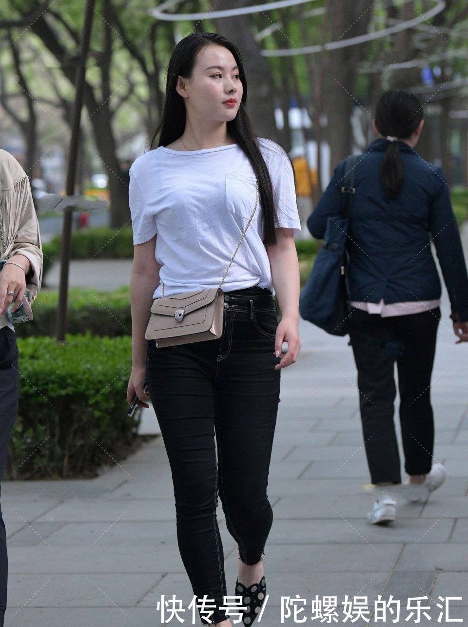 白色t恤|紧身牛仔裤搭配尖角凉鞋,简约时尚,性感大方