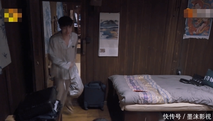 公关 张艺兴发现与杨紫撞睡衣,连忙跑回房间,随后举动让粉丝们笑翻!