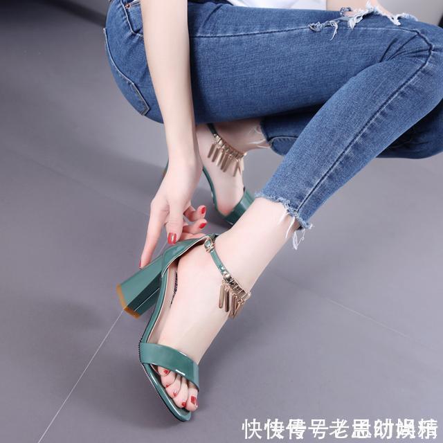 高跟凉鞋 夏日为整体造型加分,不要忽略高跟凉鞋的重要性!