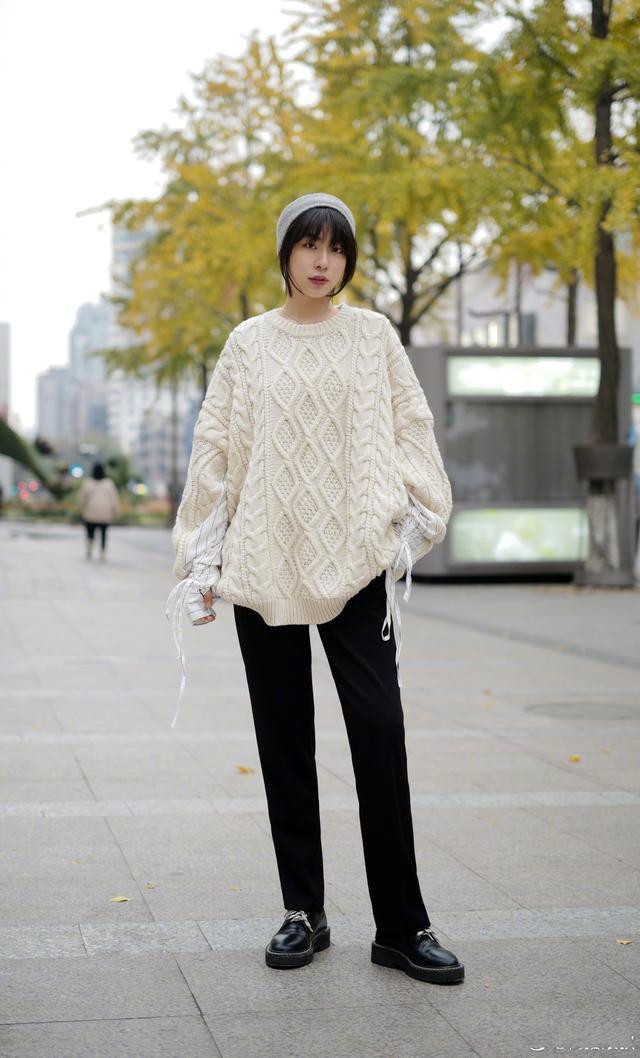 女人再懒,穿毛衣也别配打底裤,学下面潮人这样来穿,保暖显气质