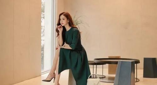 孙允珠|美女穿搭:蕉色褶皱喇叭裙,前凸后翘的身姿,十分迷人