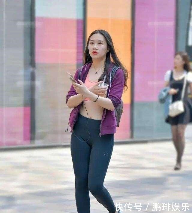 复古风 黑色迷人运动鞋搭配黑色修身打底裤,相当常见的单品,搭配基础款!