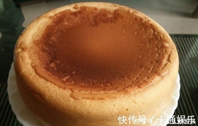 蛋糕|电饭煲蛋糕 起的非常高，材料只需4样 可香了松软好吃