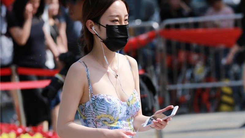 小吊带!低胸小吊带, 水墨山水画, 肤光胜雪, 双目犹似一泓清水