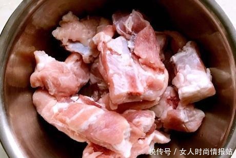 炖排骨汤,有人先放盐有人后放盐做对了,排骨香嫩营养高