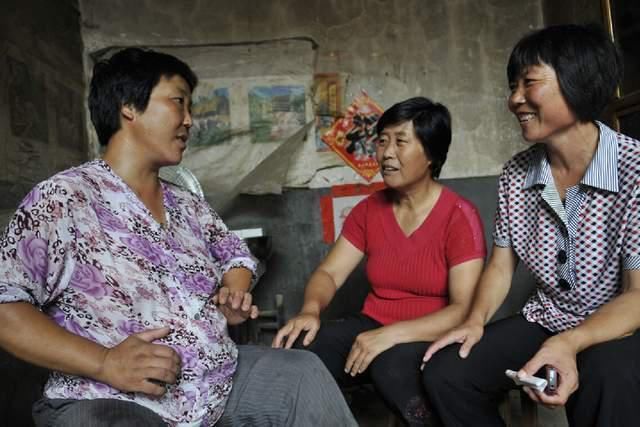 差距|外出遛娃,46岁妈妈偶遇46岁奶奶,差距不是一星半点,很现实