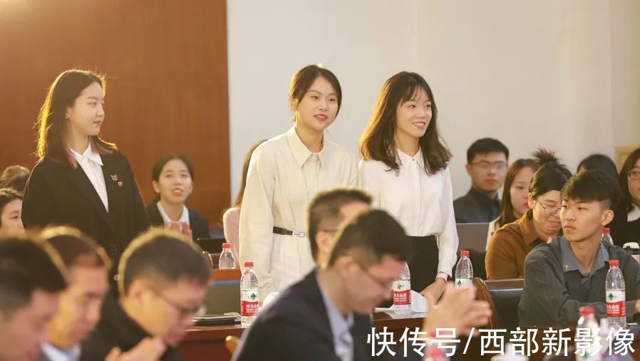 起诉|法学生起诉苹果不送充电器，网友们吵翻了!近年来已有多起学生成功维权案例