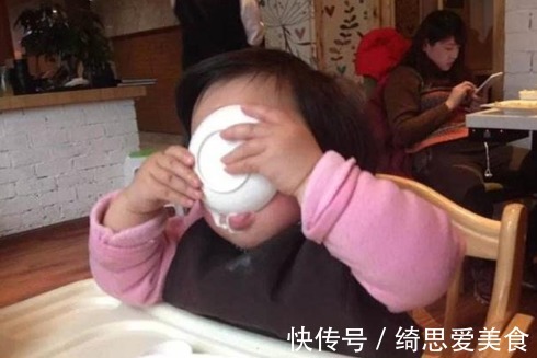 外面的世界|四岁宝宝被鱼刺卡喉咙,母亲用这个方法取出刺,大夫连连夸赞