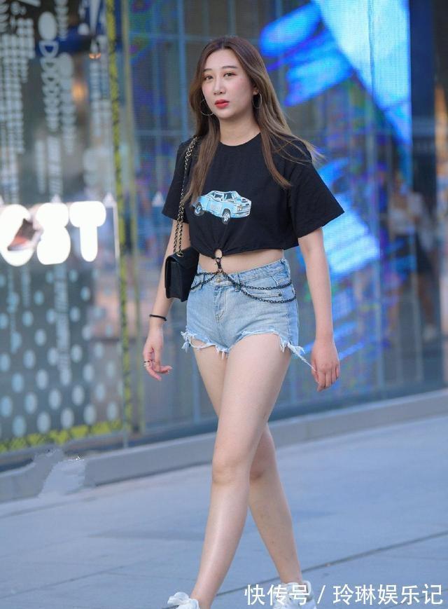 上装 黑色个性短袖搭配蓝色短裤,色彩协调,有助于塑造整体的和谐感