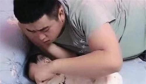 妈妈|“慌张爸爸”走红,醒来后摸脚丫、探鼻息,宝妈调侃娃还活着呢