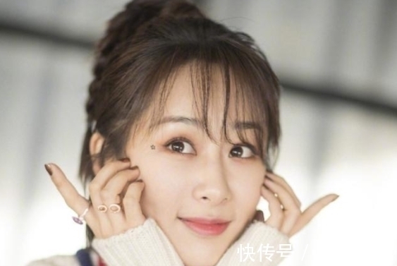 杨超越崩溃大哭后，杨紫也失控落泪，下意识躲避擦拭，被镜头怼拍