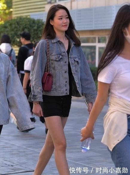 夹克 黑色连衣裙搭配牛仔外套,休闲高雅,少女感十足