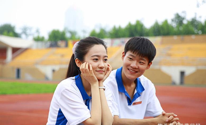 俩人|女儿带回来一个小男孩,俩人一起喊妈妈,男孩亲妈醋坛子翻了