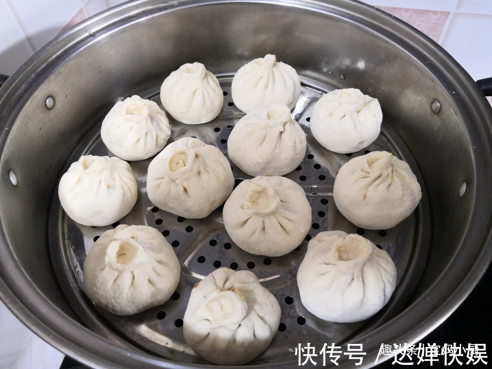 蒸包子,此调馅法30年我都没换过,老好吃了,比肉包子还抢手