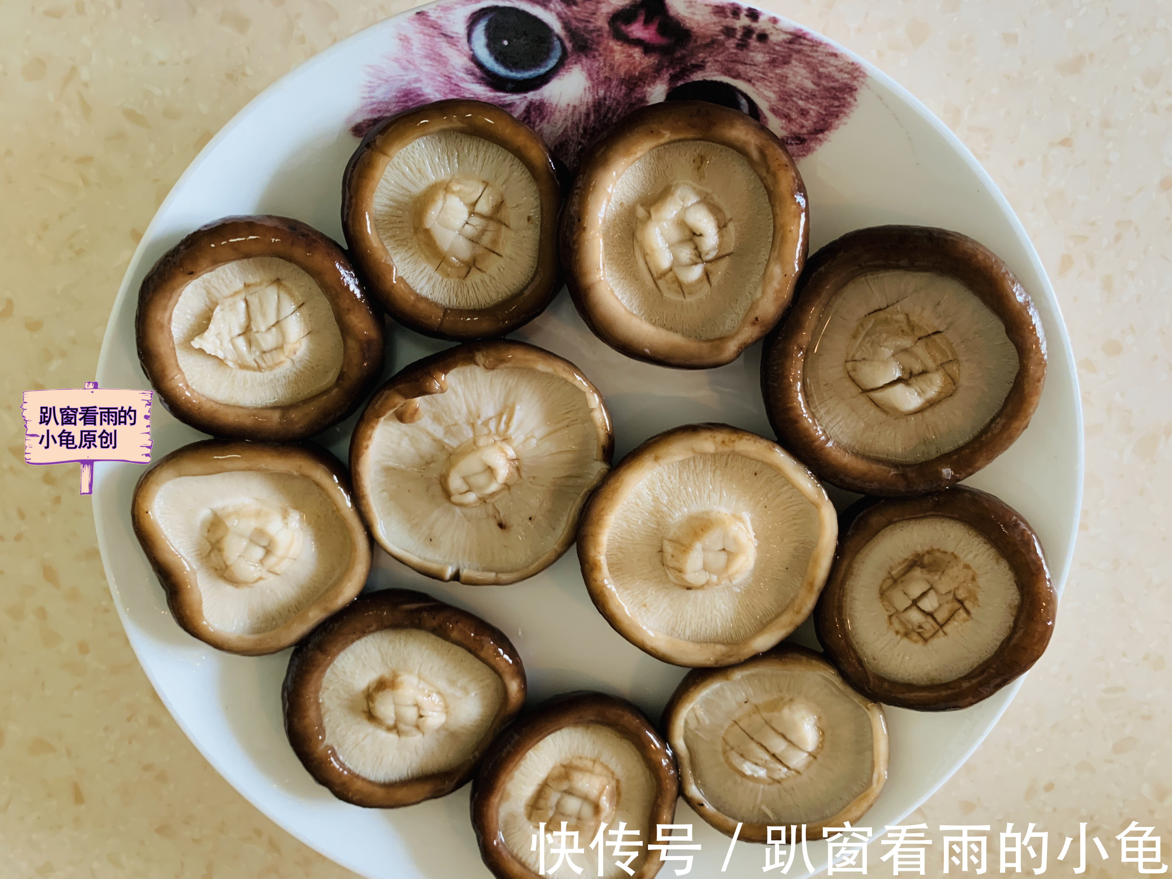 香菇蒂|香菇这样做，软嫩鲜香又解馋，上桌就光盘，大人孩子直呼吃不够