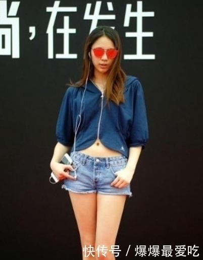 赏心悦目|街拍羞涩可人的小姐姐,秀出青春活力范,令人赏心悦目