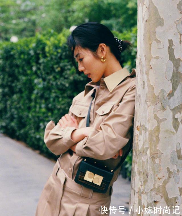 刘雯 刘雯衣品太高级,浅色牛仔夹克搭牛仔阔腿裤魅力四射,不愧是超模