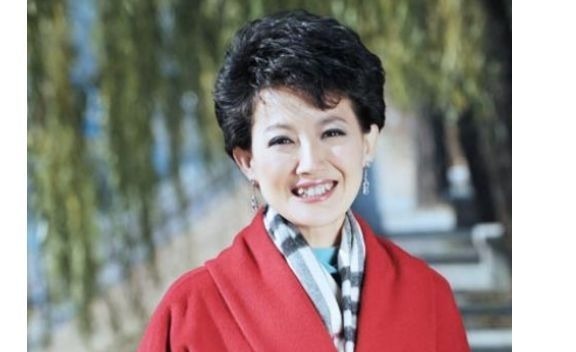 她是央视“最真实”的主持人，22年素颜主持节目，让人敬佩！