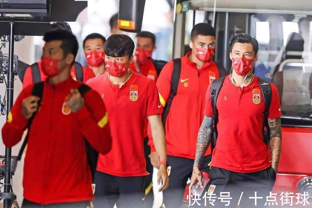 中国足球|月薪17万还嫌少?足球名记怀疑似乎有人故意输越南,球迷猜这两人