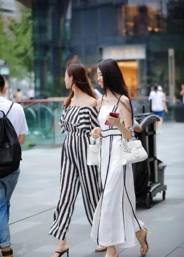 街拍牛仔裤打扮的美女尽显时尚,可谓锦上添花