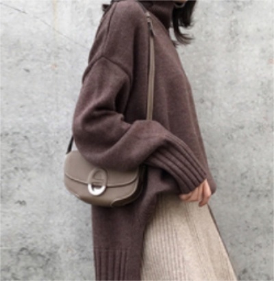 时尚 毛衣下面怎么穿学学下图女人这么搭配，脱掉大衣也不尴尬