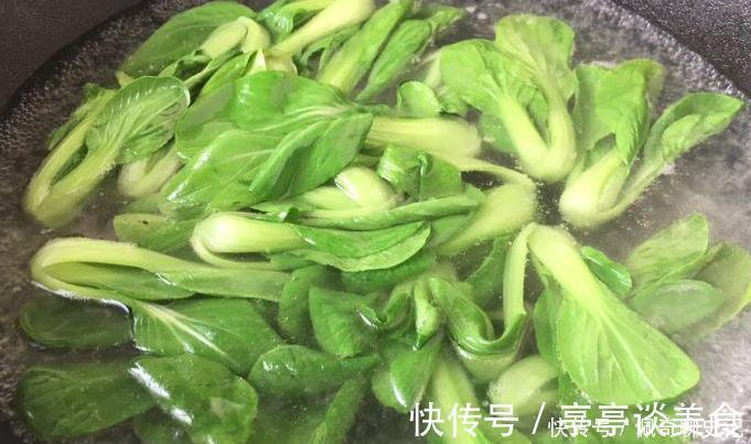 炒青菜，最忌洗了就下锅炒！做好3点，青菜鲜嫩翠绿，像饭店炒的