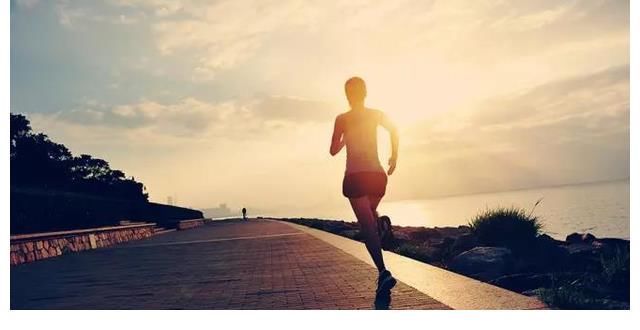 甘油三酯|高血脂不能碰牛奶吗?医生直言:不想甘油三酯升高,2物趁早远离