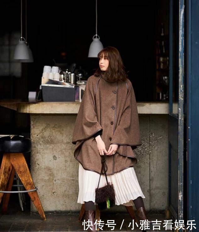  优雅|大衣下面不一定要搭裤子，今年流行“大衣+半身裙”，优雅显高级
