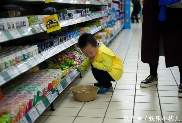 小乔乔|孩子在超市偷巧克力，三位妈妈做法各异，路人态度说明好坏