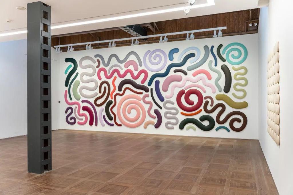  橡皮|徒手造彩色弧线与波浪，模糊边界的“橡皮”艺术家