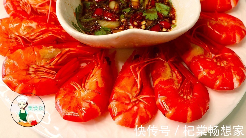 煮白灼虾时,沸水下锅就错了,大厨教你一招,虾肉鲜嫩多汁又不腥
