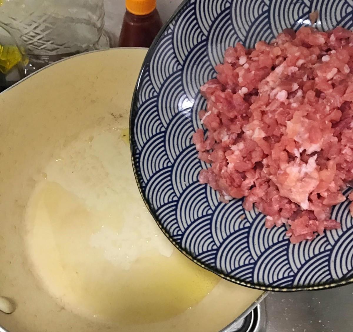 小米辣|黄瓜别再凉拌了，学会了这道黄瓜炒肉馅，简单味道好