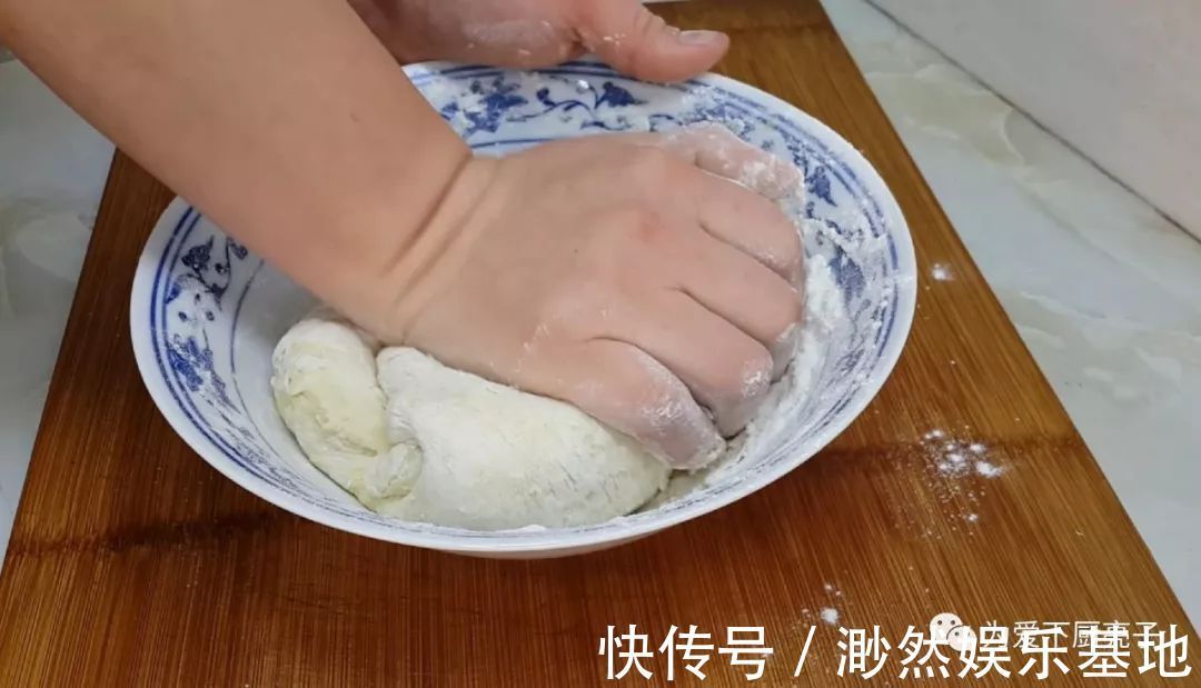以后面粉就这么做,加2个鸡蛋,不烙饼不蒸馍,香甜酥脆上桌秒光