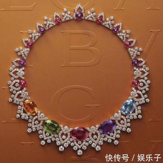 项链&奢华的珠宝套链比项链的做工更难,选石更苛刻,成为最耀眼的存在