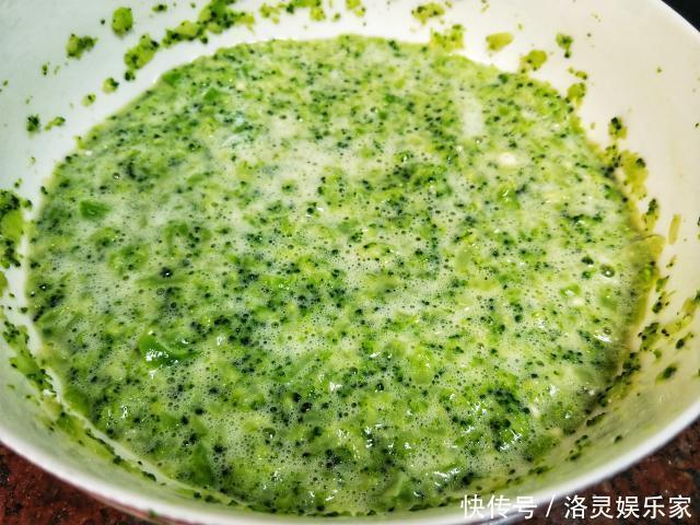 年夜饭上这道创意主食,西兰花做蛋饼,香酥美味营养翻倍