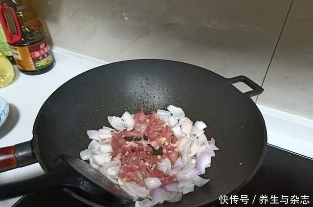 老公带小姑娘回家吃饭，我做了一桌菜招待，她惊讶的“三观”尽碎！