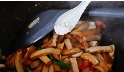 倒入|炒豆腐干时,直接下锅炒是不对的,多做这一步,炒出来柔嫩又入味
