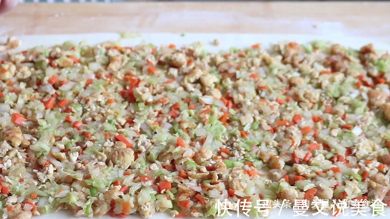 我家隔三差五做这锅菜卷，松软鲜香易消化，层层裹着馅料，太香了