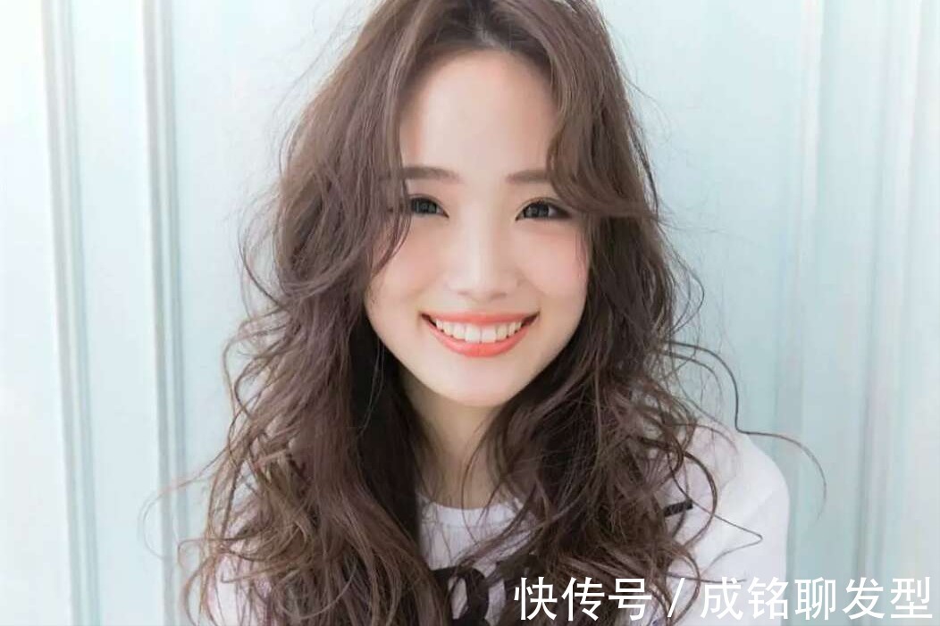 齐肩|建议中年女人,尽量少烫这5种“卷发”,老气没气质还拉低档次