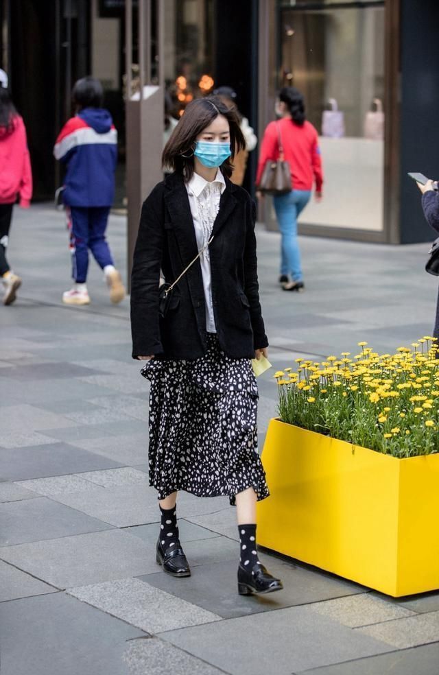 街拍:小姐姐内搭一件气质的v领白色连衣裙,让她显得高贵又有魅力