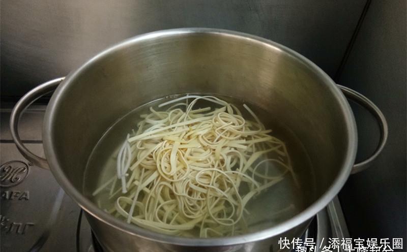 超嫩滑的水煮肉片，麻辣鲜香，红亮诱人，太有食欲了