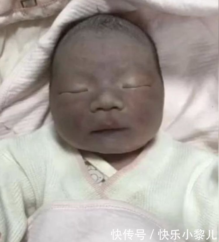 护理|宝宝出生后因太黑在医院走红,妈妈“忍住”没扔,长开后人见人夸