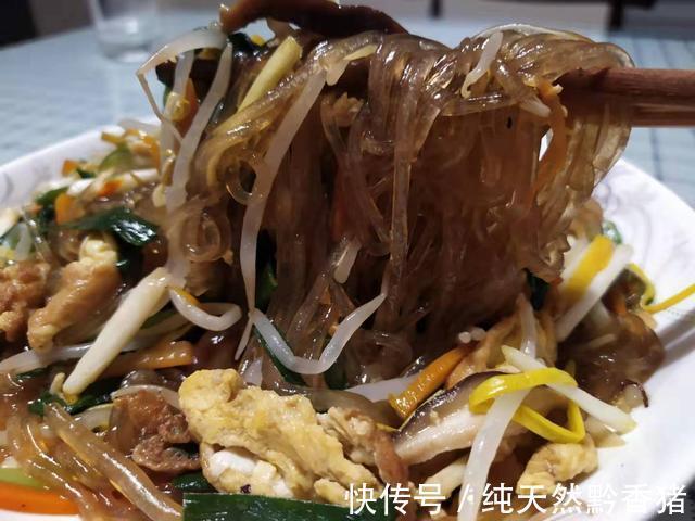 绿豆芽|家里来人怎么办？看了这2步的“绿豆芽炒红薯粉条”，让你在朋友面前大显身手
