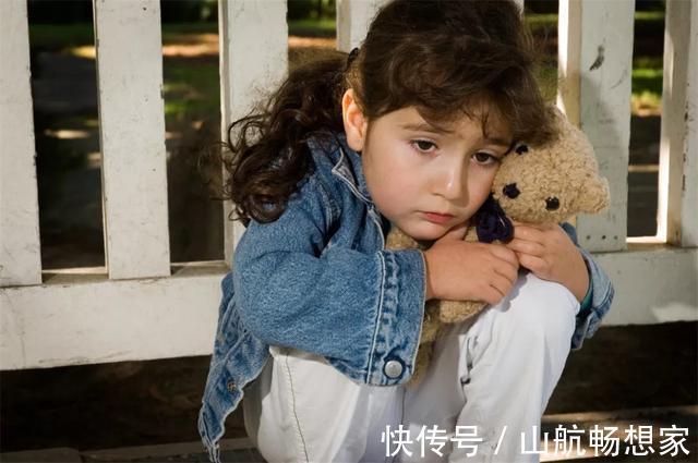 孤僻|孩子的这3种行为,其实是“自卑”的表现,很多家长还在沾沾自喜