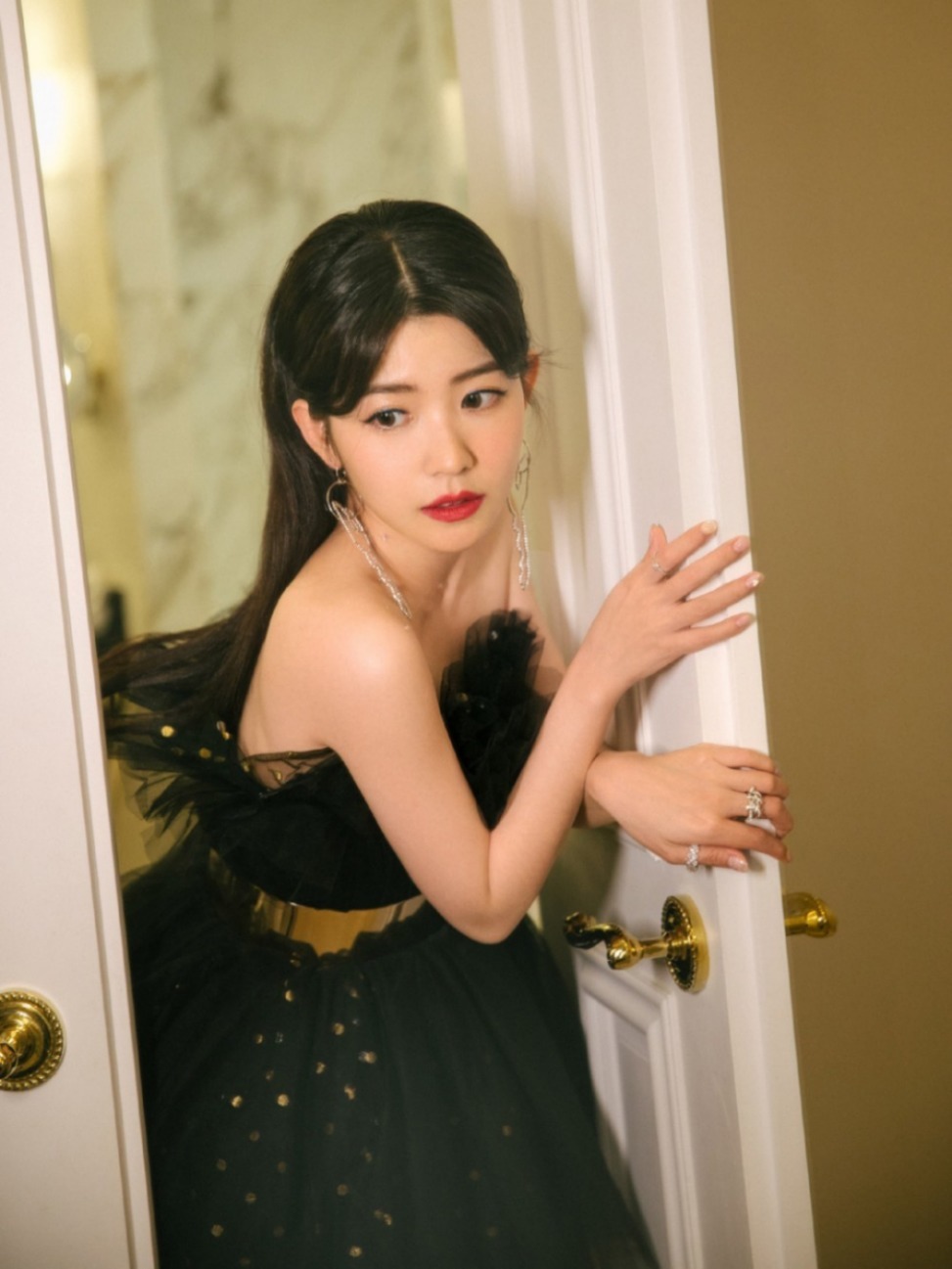 赖美云的“黑天鹅”造型超惊艳!抹胸纱裙大秀好身材,直角肩绝了