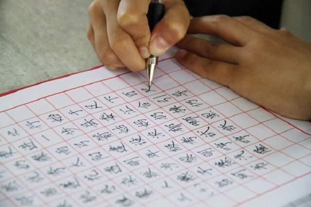  钢笔|庞中华硬笔书法红极一时，现遭到质疑，硬笔书法该何去何从？