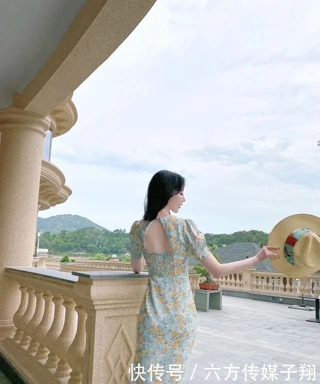 连身裙|这身印花裙真有特色，V领处打个蝴蝶结，女人的贵气立马浮现