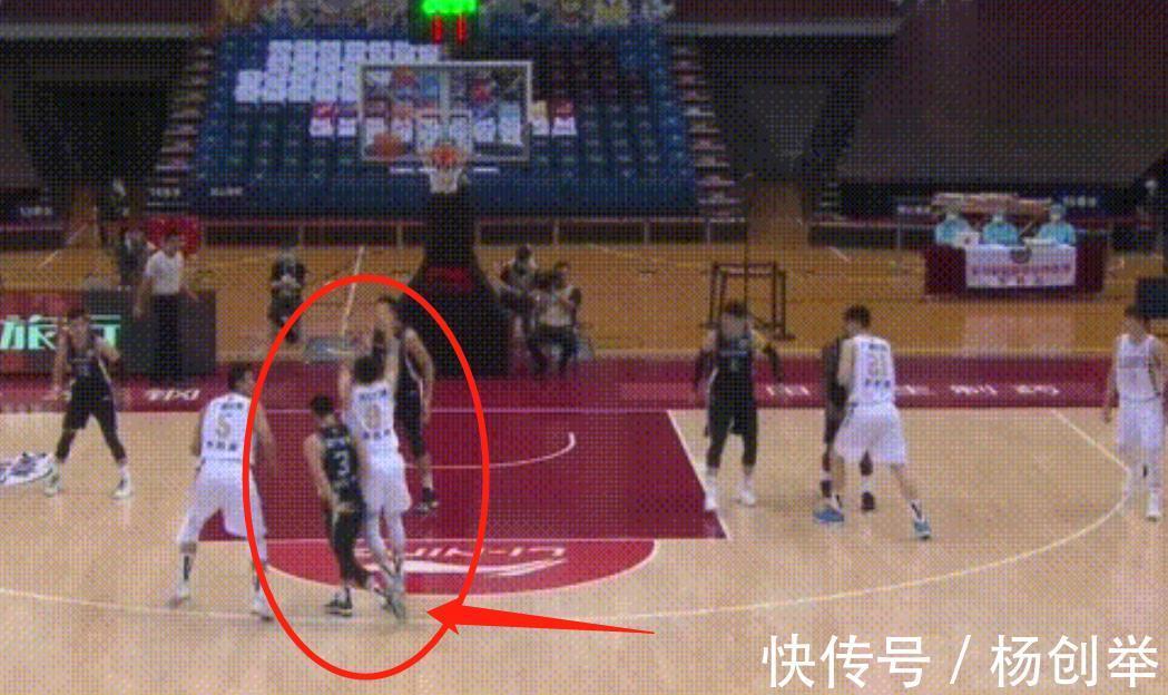 赵继伟|双标!为何朱旭航投篮劈叉会遭批评?而郭艾伦、赵继伟却可忽略?