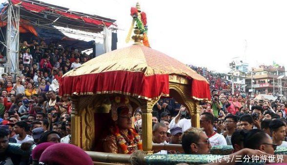 尼泊尔“活女神”从小受万人朝拜，权力高高在上，退位后生活潦倒