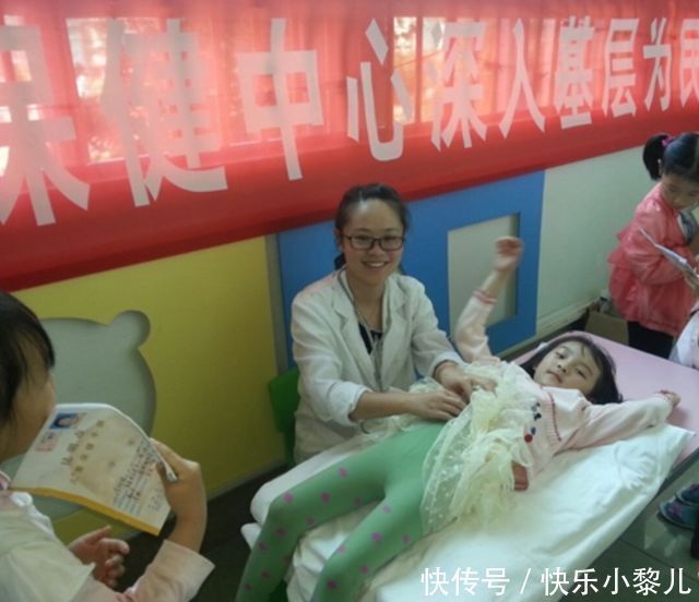 小女孩|小女孩害怕抽血,一直“忽悠”护士阿姨,妈妈想装作不认识